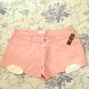 Women’s no boundaries pink lace pocket short